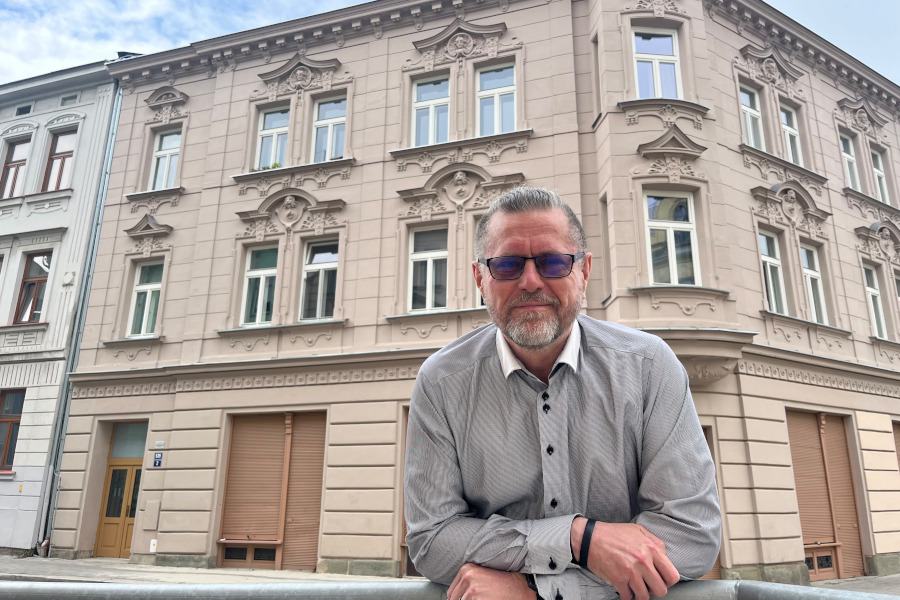 Piráti v Ostravě nechali zrekonstruovat přes 500 městských bytů, včetně těch v domě U Tiskárny 2. Na fotce lídr Pirátů na ostravský magistrát Rostislav Řeha.