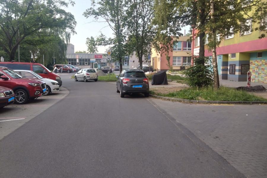 stání podél komunikací může být problémem při průjezdu IZS a komplikuje vyhýbání se projíždějících aut.