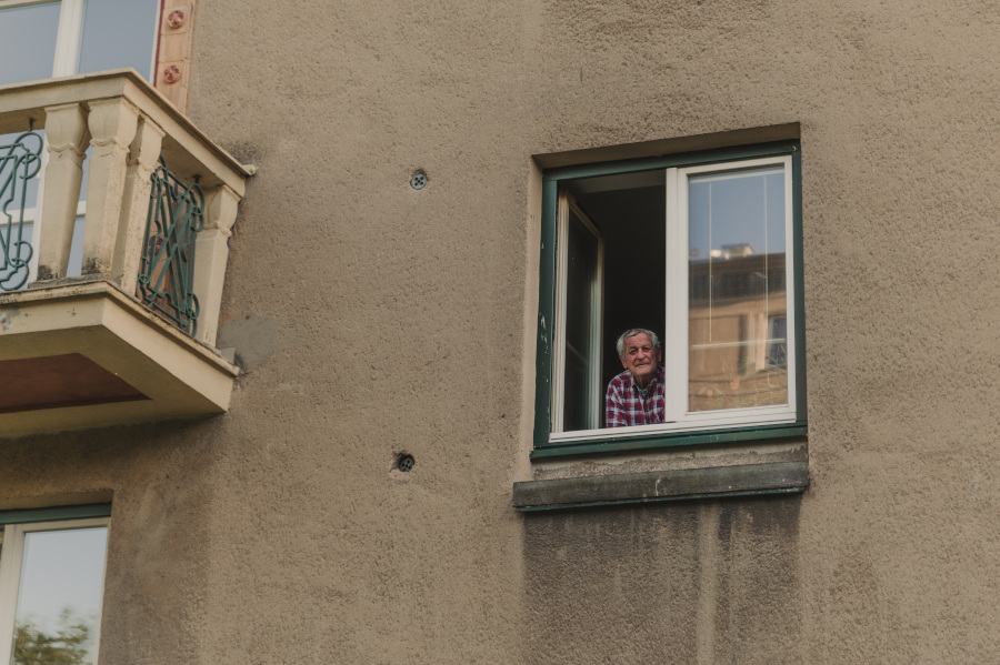 Pro mnoho seniorů je domov víc než adresa. Je to místo vzpomínek, jistoty a každodenních rituálů. Právě proto mají smysl služby, které lidem pomáhají zůstávat co nejdéle doma.