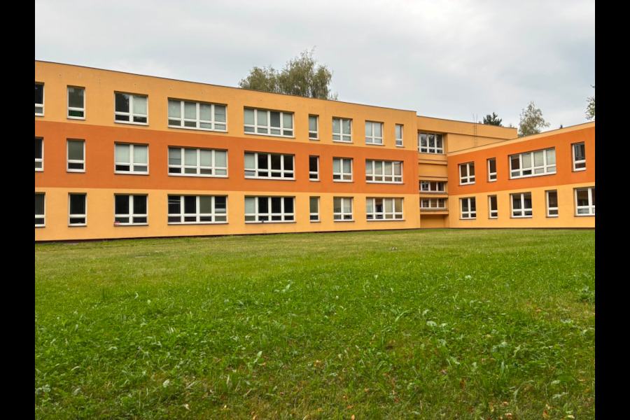 Základní škola Šeříková měla dosud nastavenou úzkou spolupráci s mateřskou školou Předškolní. Děti z mateřinky automaticky přecházely do školy a celý proces byl nastaven pečlivě tak, aby děti zažily co nejmenší stres.