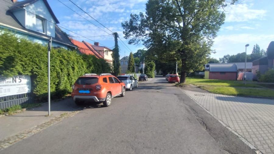 U Lesa - v obytné zóně se smí parkovat jen na vyznačených místech.